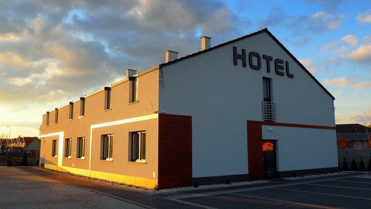 Hotel Sjesta Nowa Sol Buitenkant foto
