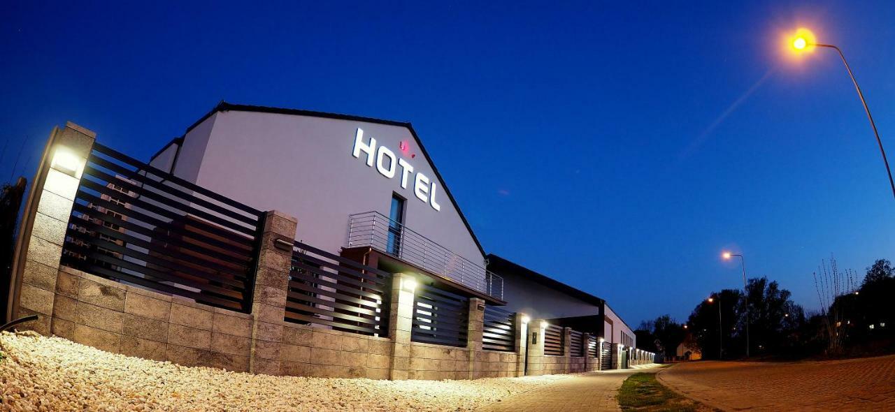 Hotel Sjesta Nowa Sol Buitenkant foto